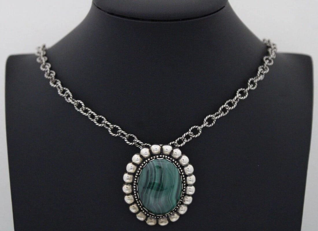 CAROLYN POLLACK STERLING SILVER GREEN MALACHITE OVAL PENDANT W/ 60" NECKLACE: CAROLYN POLLACK STERLING SILVER GREEN MALACHITE OVAL PENDANT W/ 60" NECKLACE Description Carolyn Pollack Sterling Silver Green Malachite Gemstone Oval Pendant w/ 60" Necklace Item is in great conditio