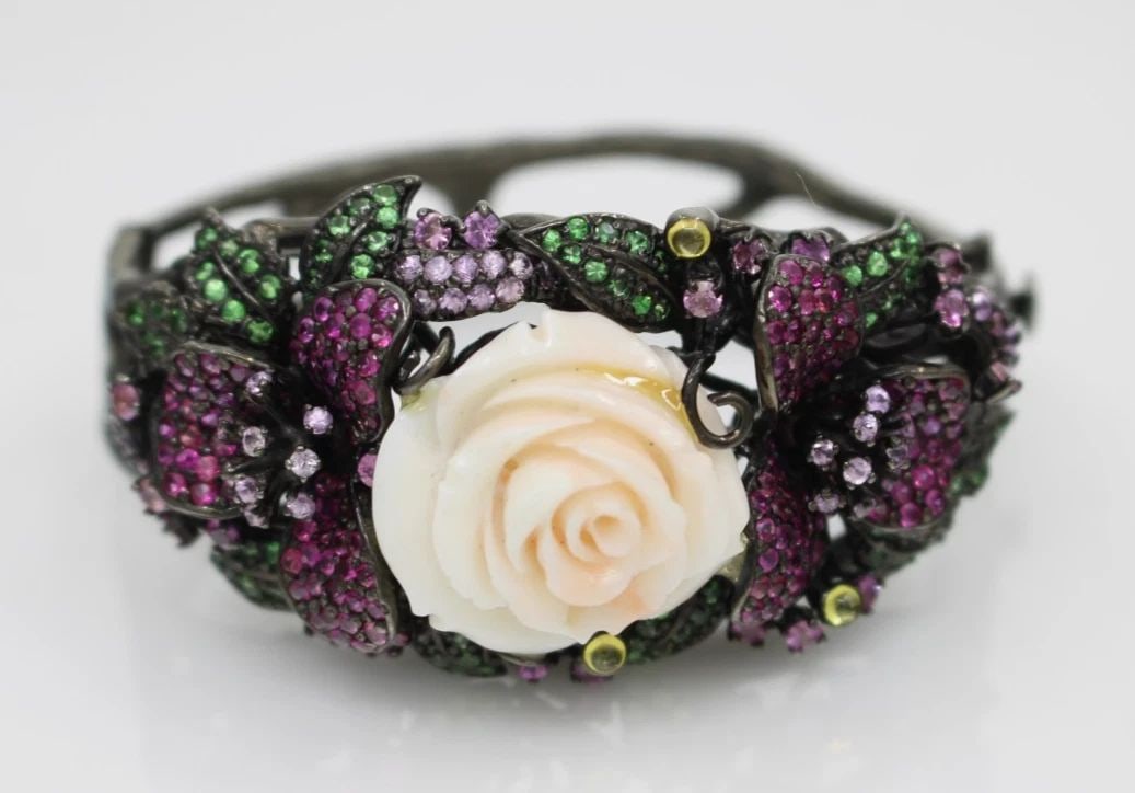 STERLING SILVER & RHODIUM PLATED CORAL ROSE & SAPPHIRE BRACELET 6.5": STERLING SILVER & RHODIUM PLATED CORAL ROSE & SAPPHIRE BRACELET 6.5" Description Sterling Silver & Rhodium Plated Coral Rose & Sapphire Bracelet Bracelet is in good condition. May show signs of wear a