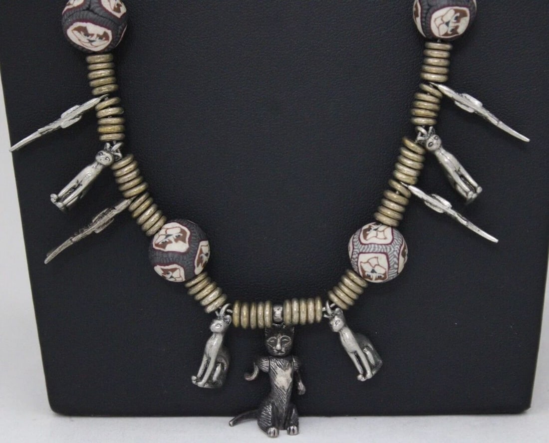 VINTAGE STERLING SILVER & CERAMIC CAT BEAD CHARM 26" FETISH NECKLACE: VINTAGE STERLING SILVER & CERAMIC CAT BEAD CHARM 26" FETISH NECKLACE VINTAGE STERLING SILVER & CERAMIC CAT BEAD CHARM 26" FETISH NECKLACE Description Vintage Sterling Silver & Ceramic Cat Bead Charm 2