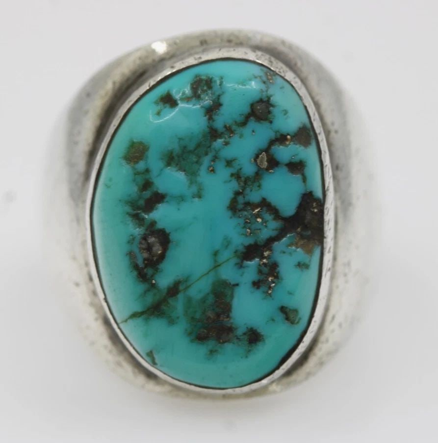 NATIVE AMERICAN STERLING SILVER TURQUOISE RING SIZE 8 - 15.4 GRAMS: NATIVE AMERICAN STERLING SILVER TURQUOISE RING SIZE 8 - 15.4 GRAMS NATIVE AMERICAN STERLING SILVER TURQUOISE RING SIZE 8 - 15.4 GRAMS Description Native American Sterling Silver Turquoise Ring Ring is