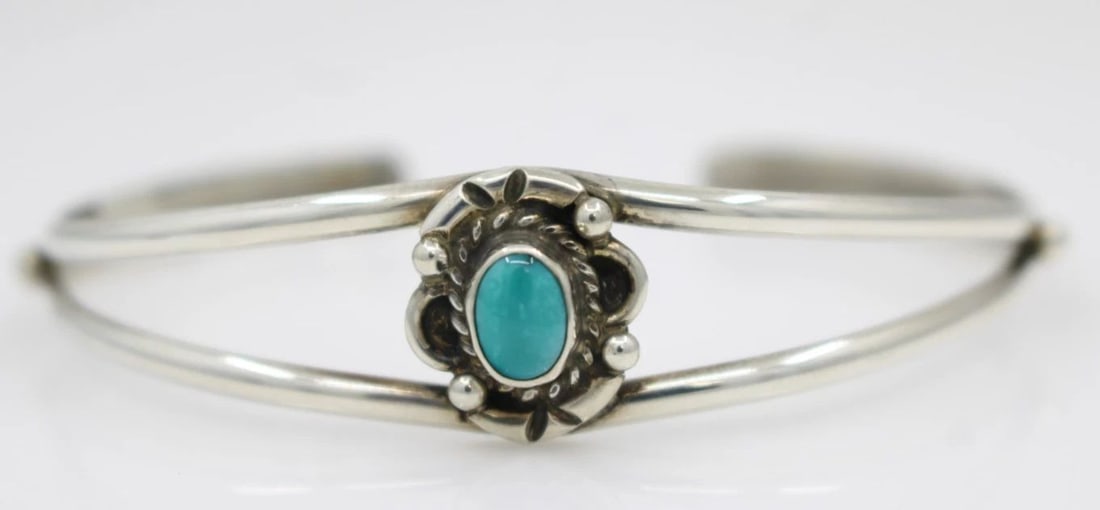 BETTY THOMAS STERLING SILVER TURQUOISE CUFF BRACELET 6.5" - 9.9 GRAMS: BETTY THOMAS STERLING SILVER TURQUOISE CUFF BRACELET 6.5" - 9.9 GRAMS Description Betty Thomas Sterling Silver Turquoise Cuff Bracelet Bracelet is in good condition. May show signs of wear and/or tear