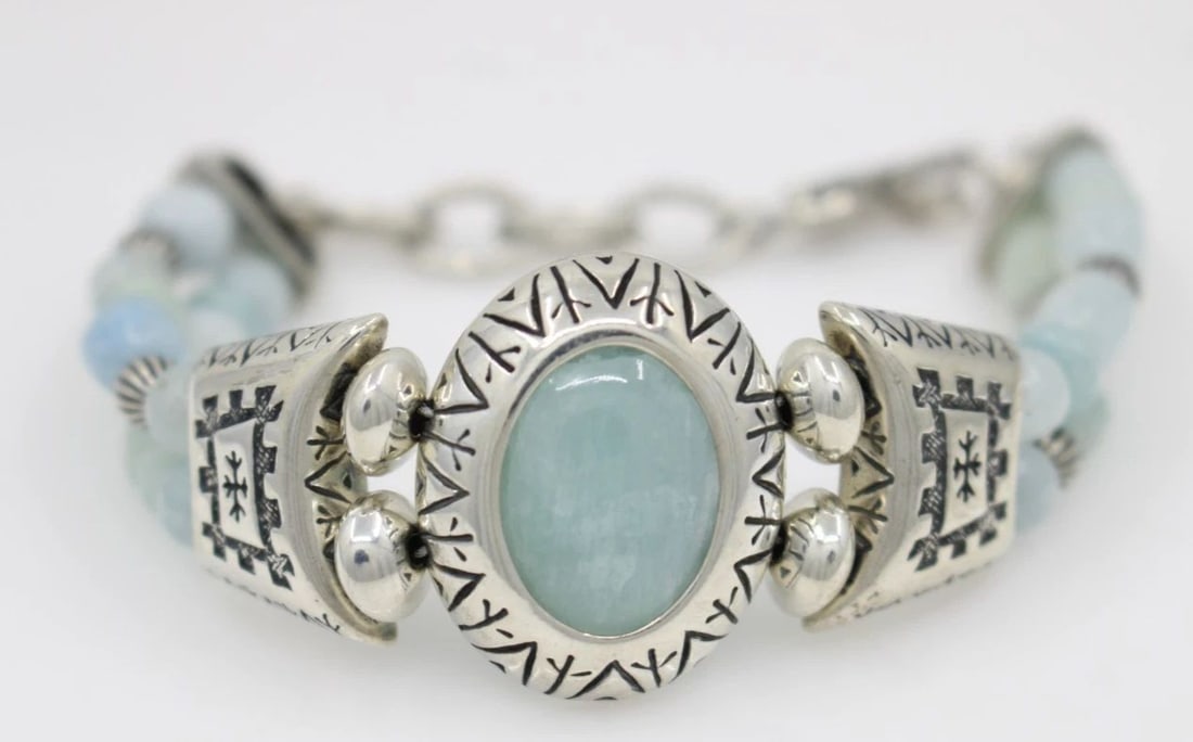 CAROLYN POLLACK RELIOS AQUAMARINE GREEN QUARTZ BEAD TOGGLE BRACELET 8": CAROLYN POLLACK RELIOS AQUAMARINE GREEN QUARTZ BEAD TOGGLE BRACELET 8" Description Carolyn Pollack Relios Aquamarine Green Quartz Bead Toggle Bracelet Bracelet is in good condition. May show signs of