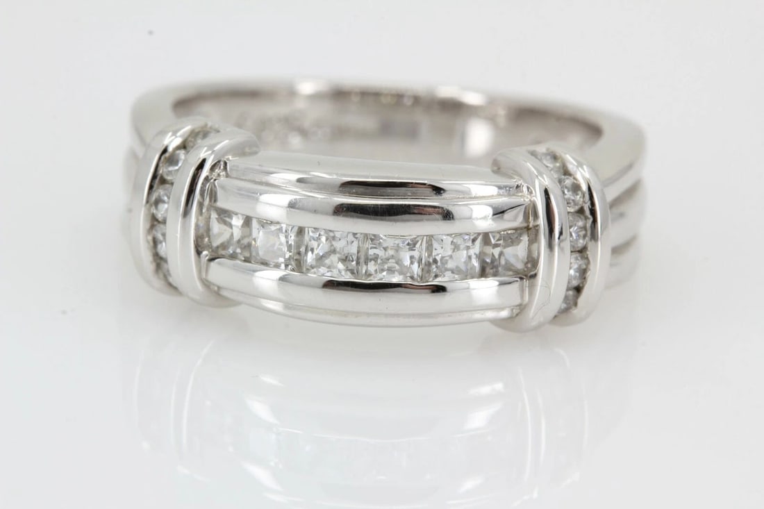 925 STERLING SILVER PRINCESS CUT & ROUND STONES BAND RING SIZE 7: 925 STERLING SILVER PRINCESS CUT & ROUND STONES BAND RING SIZE 7 Description 925 Sterling Silver Princess Cut & Round Stones Band Ring Item is in great condition. May show signs of wear and/or tear. I
