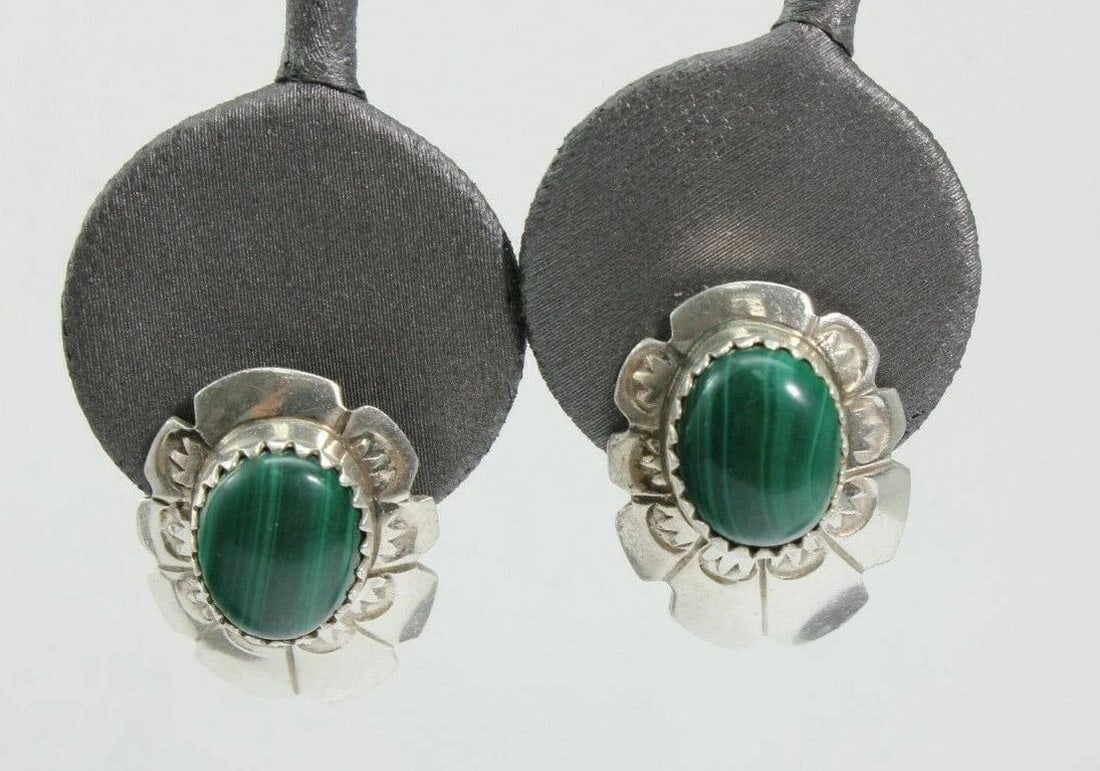 LS NAVAJO STERLING SILVER GREEN AGATE CARVED EARRINGS 5 GRAMS: LS NAVAJO STERLING SILVER GREEN AGATE CARVED EARRINGS 5 GRAMS Description LS Navajo Sterling Silver Green Agate Carved Earrings Item is in great condition. May show signs of wear and/or tarnish. Measu