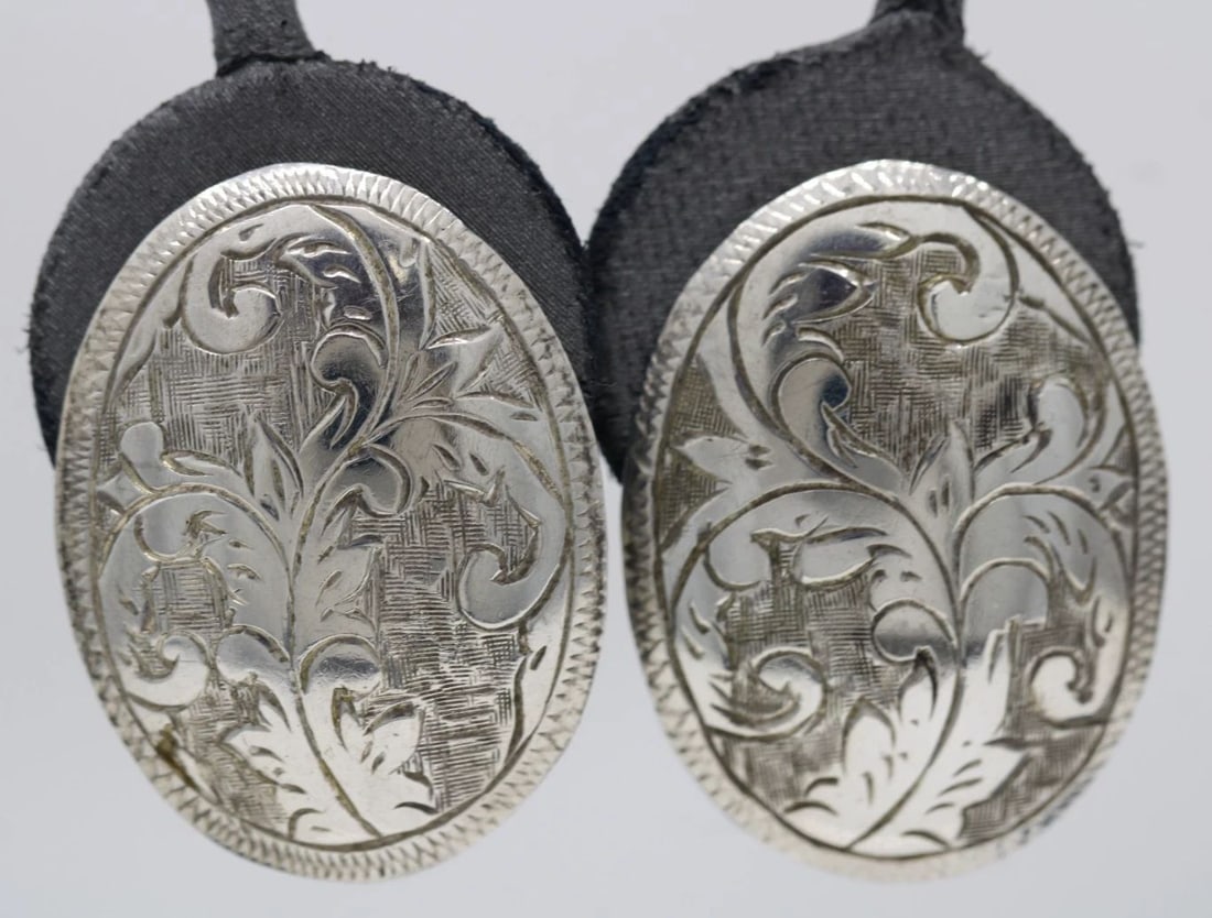 VINTAGE STERLING SILVER OVAL ENGRAVED FLORAL CLIP-ON EARRINGS 8.5 GRAMS: VINTAGE STERLING SILVER OVAL ENGRAVED FLORAL CLIP-ON EARRINGS 8.5 GRAMS Description Vintage Sterling Silver Oval Engraved Floral Clip-On Earrings Earrings are in good condition. May show signs of wear