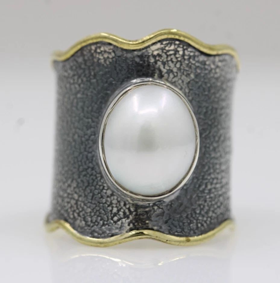 STERLING SILVER OXIDIZED CIGAR BAND W/ GOLD TRIM & PEARL RING SIZE 9 - 6.3 GRAMS: STERLING SILVER OXIDIZED CIGAR BAND W/ GOLD TRIM & PEARL RING SIZE 9 - 6.3 GRAMS Description Sterling Silver Oxidized Cigar Band w/ Gold Trim & Pearl Ring Ring is in good condition. May show signs of