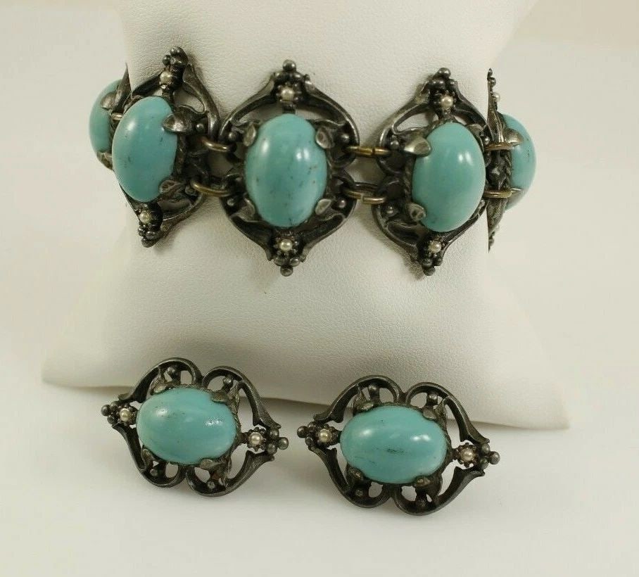 UNBRANDED VINTAGE COSTUME TURQUOISE SIZE 7" BRACELET & CLIP-ON EARRINGS: UNBRANDED VINTAGE COSTUME TURQUOISE SIZE 7" BRACELET & CLIP-ON EARRINGS Description Unbranded Vintage Costume Turquoise Size 7" Bracelet & Clip-on Earrings FS!!! Item is in great condition. Pierceless