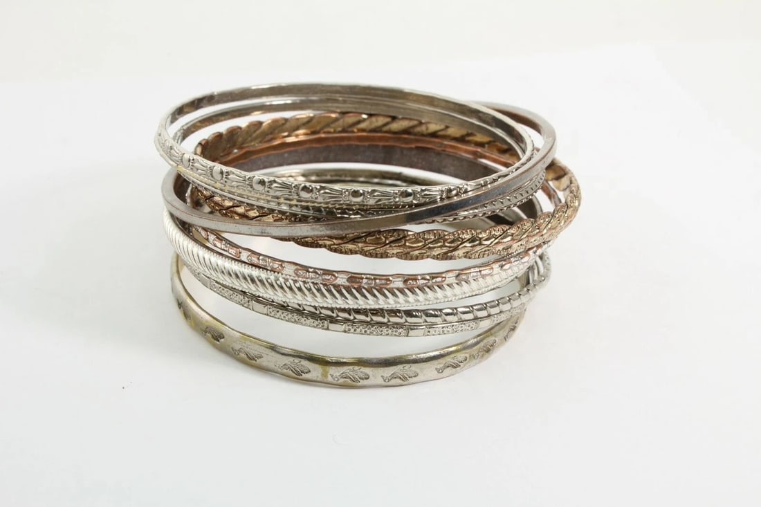 LOT OF 11 VINTAGE BANGLE BRACELET SIZE 8"- 8 1/2" MULTIPLE WIDTH AND TONES FS!!: LOT OF 11 VINTAGE BANGLE BRACELET SIZE 8"- 8 1/2" MULTIPLE WIDTH AND TONES FS!! Description Lot of 11 Vintage Bangle Bracelet Size 8"- 8 1/2" Multiple Width and Tones Item is in good condition. May sh