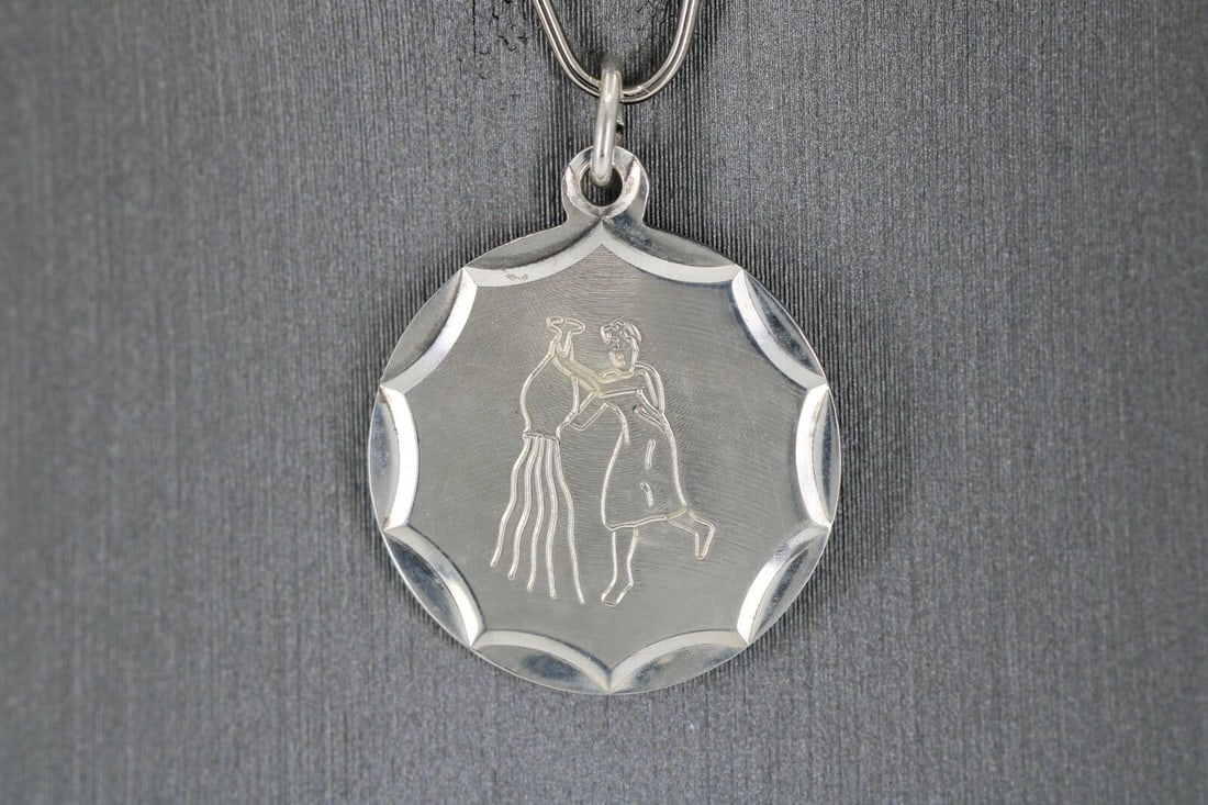VINTAGE ROWI STERLING SILVER MAN W/ WATER PAIL PENDANT 3 GRAMS: VINTAGE ROWI STERLING SILVER MAN W/ WATER PAIL PENDANT 3 GRAMS Description Vintage Rowi Sterling Silver Man w/ Water Pail Pendant Item is in great condition. May show signs of wear and/or tear. Item h