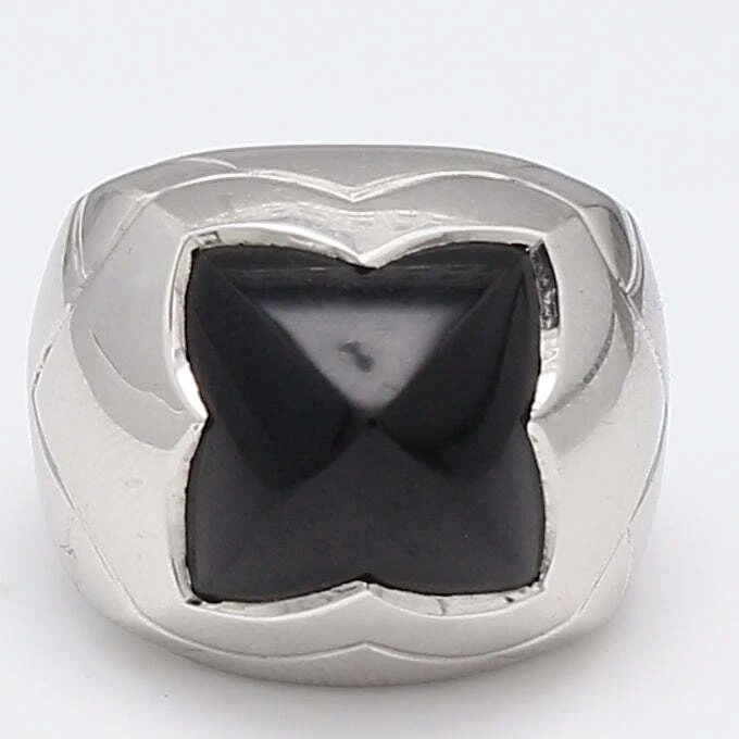 BVLGARI VINTAGE 15.60 GRAMS ONYX PYRAMID 18K WHITE GOLD COCKTAIL RING: BVLGARI VINTAGE 15.60 GRAMS ONYX PYRAMID 18K WHITE GOLD COCKTAIL RING Designer: BVLGARI Title: Bvlgari 18 Karat White Gold Cocktail Ring Style: Cocktail Metal: 18 Karat White Gold Size: 7 Dimension: 0