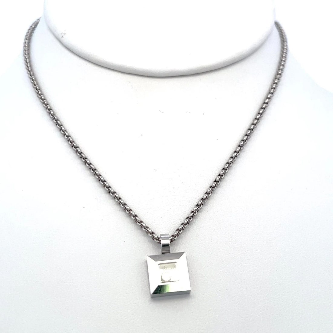 CHOPARD 0.05 CARAT ROUND DIAMOND 18 KARAT WHITE GOLD PENDANT NECKLACE: CHOPARD 0.05 CARAT ROUND DIAMOND 18 KARAT WHITE GOLD PENDANT NECKLACE PRODUCT DESCRIPTION Designer: CHOPARD Title: Chopard 0.05 Carat Round Brilliant G VS Diamond 18 Karat White Gold Pendant Necklace