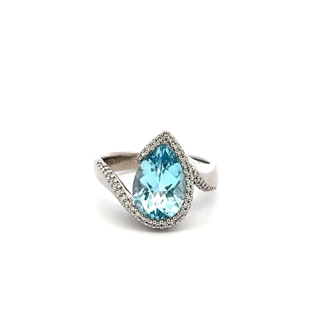2.50CT PEAR AQUAMARINE & 0.15CT DIAMOND 18K WHITE GOLD VINTAGE COCKTAIL RING: 2.50CT PEAR AQUAMARINE & 0.15CT DIAMOND 18K WHITE GOLD VINTAGE COCKTAIL RING Title: This elegant vintage cocktail ring showcases a stunning 2.50-carat pear-shape aquamarine whose bright, icy blue hue