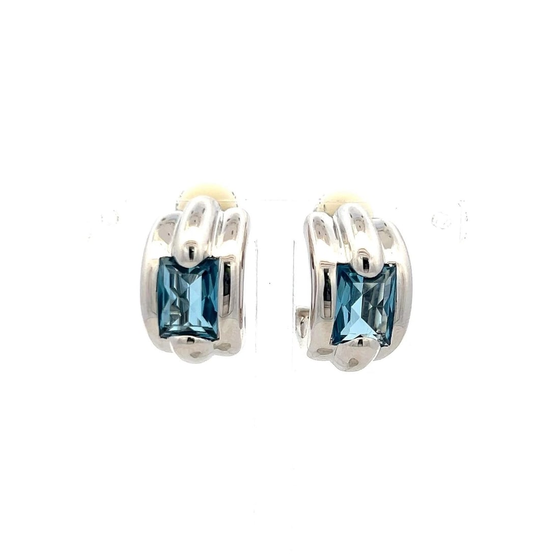 AUDEMARS PIGUET 4.00 CARAT EMERALD CUT 18 KARAT WHITE GOLD CLIP ON EARRINGS: AUDEMARS PIGUET 4.00 CARAT EMERALD CUT 18 KARAT WHITE GOLD CLIP ON EARRINGS Designer: Audemars Piguet Title: Audemars Piguet 4.00 Carat Emerald Cut 18 Karat White Gold Clip On Earrings Style: Clip On