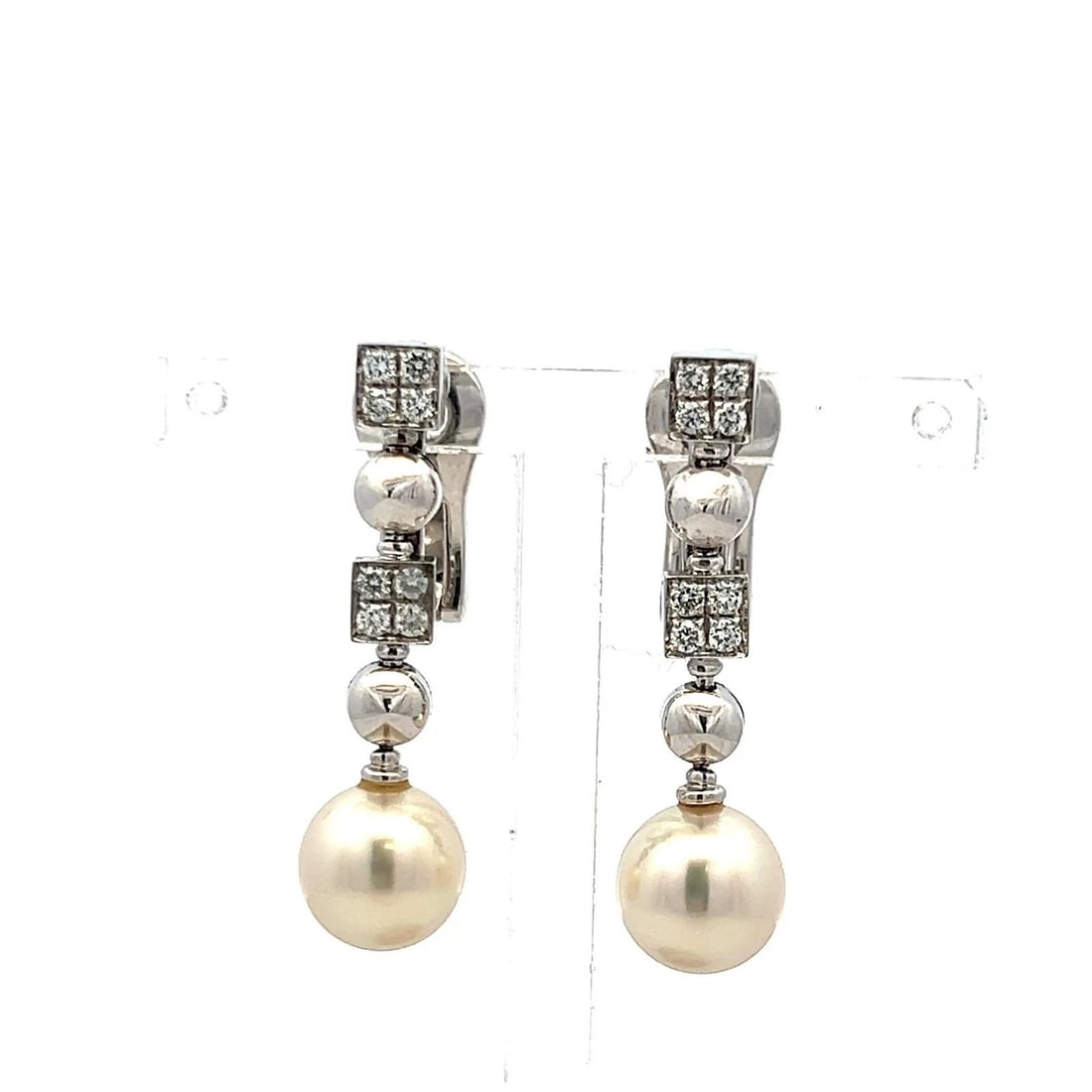 BVLGARI 9MM PEARL 0.32 CARAT ROUND BRILLIANT DIAMOND 18K WG DROP EARRINGS: BVLGARI 9MM PEARL 0.32 CARAT ROUND BRILLIANT DIAMOND 18K WG DROP EARRINGS Designer: BVLGARI Title: Bvlgari 1.00 Carat Pearl 0.32 Carat Round Brilliant F VS Diamond 18 Karat White Gold Drop Earrings St