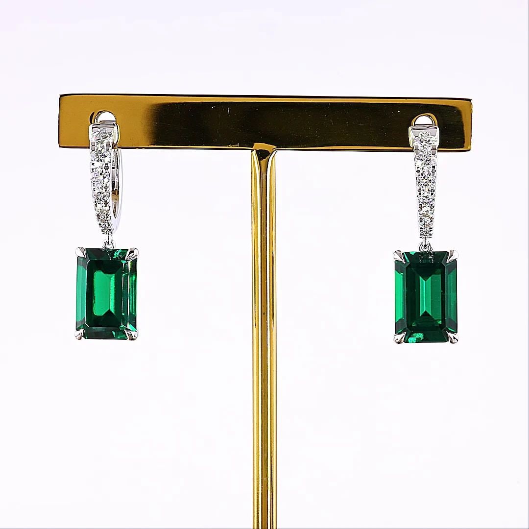 LAB-GROWN 0.53 CARAT EMERALD -VS2 DIAMOND 14K WHITE GOLD HANGING EARRINGS: LAB-GROWN 0.53 CARAT EMERALD -VS2 DIAMOND 14K WHITE GOLD HANGING EARRINGS Title: High-quality Brand-New Echo Friendly Elegant Lab-Grown 0.53 Carat Emerald -VS2 Diamond 14K White Gold Hanging Earrings