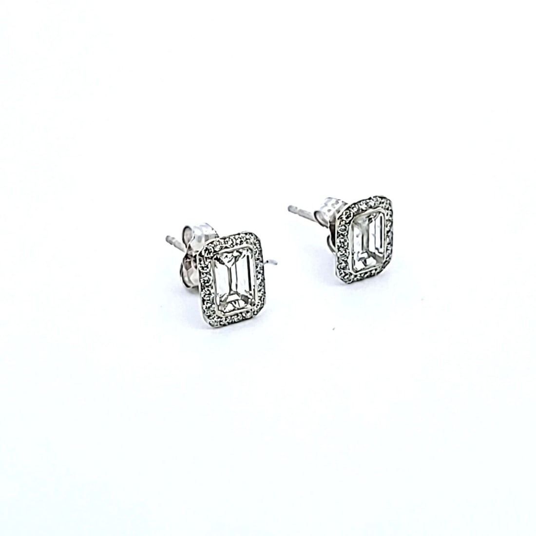 0.90 CARAT EMERALD CUT H VS1 DIAMOND 14K WHITE GOLD STUD EARRING: 0.90 CARAT EMERALD CUT H VS1 DIAMOND 14K WHITE GOLD STUD EARRING Title: 0.90 Carat Emerald Cut H VS1 Diamond 14 Karat White Gold Stud Earring Style: Stud Metal: 14 Karat White Gold Gemstone 1: 0.9 Car
