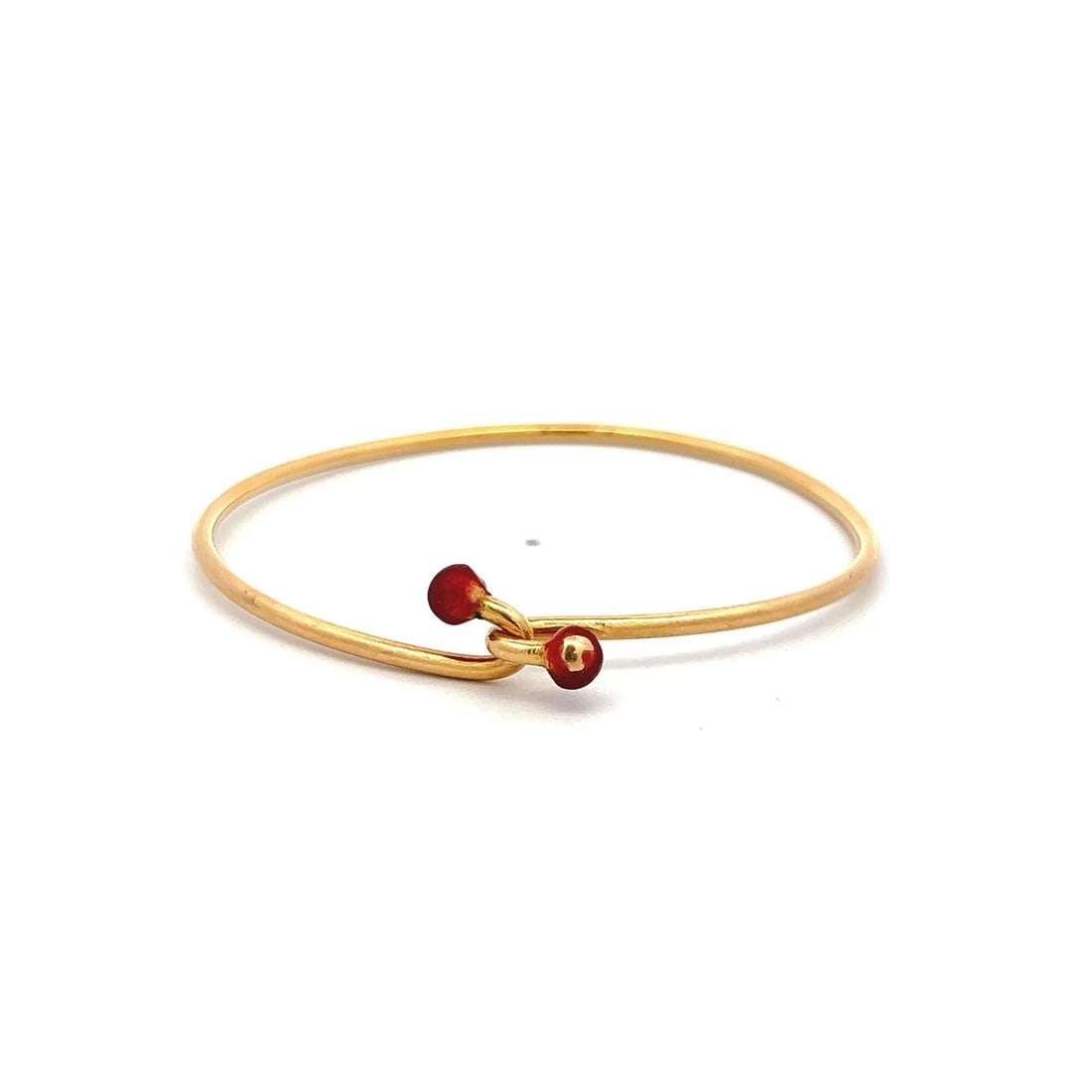 GUCCI VINTAGE 10 GRAMS 18 KARAT YELLOW GOLD BANGLE BRACELET: GUCCI VINTAGE 10 GRAMS 18 KARAT YELLOW GOLD BANGLE BRACELET Designer: GUCCI Title: Gucci 18 Karat Yellow Gold Bangle Bracelet Style: Bangle Metal: 18 Karat Yellow Gold Dimension: 7.25*0.33*0.27IN Weig