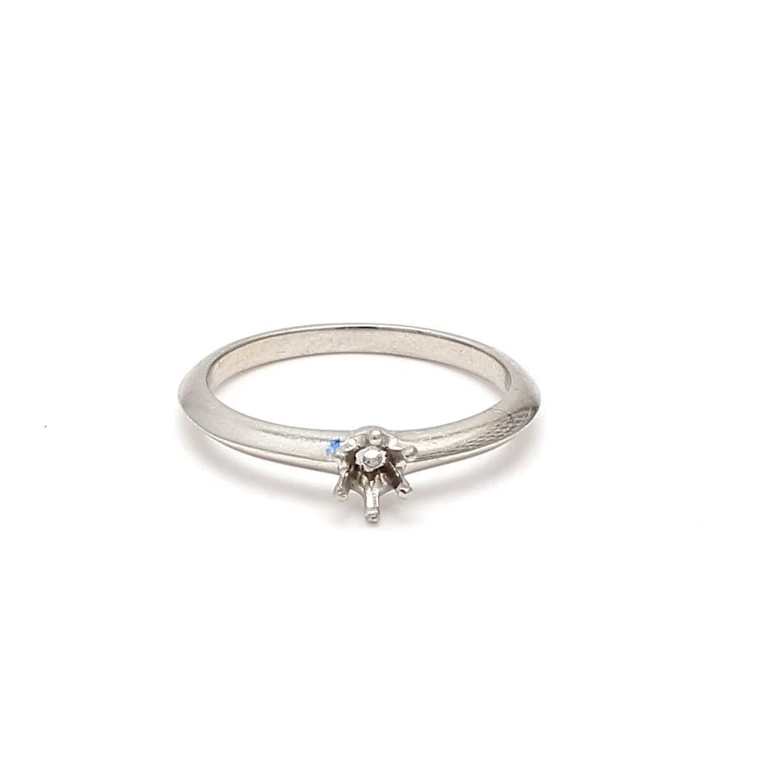 TIFFANY & CO VINTAGE 3.40 GRAMS SIZE 6 PLATINUM SEMI MOUNT RING: TIFFANY & CO VINTAGE 3.40 GRAMS SIZE 6 PLATINUM SEMI MOUNT RING Designer: Tiffany & Co Title: Tiffany & Co Platinum Semi Mount Ring Style: Semi Mount Metal: Platinum Size: 6 Center Stone Holding Dimen