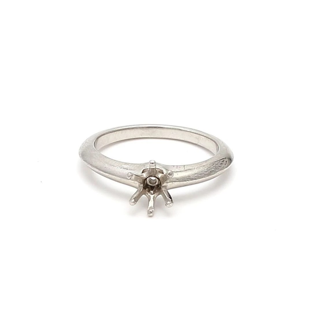 TIFFANY & CO VINTAGE 5.40 GRAMS SIZE 6 PLATINUM SEMI MOUNT RING: TIFFANY & CO VINTAGE 5.40 GRAMS SIZE 6 PLATINUM SEMI MOUNT RING Designer: Tiffany & Co Title: Tiffany & Co Platinum Semi Mount Ring Style: Semi Mount Metal: Platinum Size: 6 Center Stone Holding Dimen