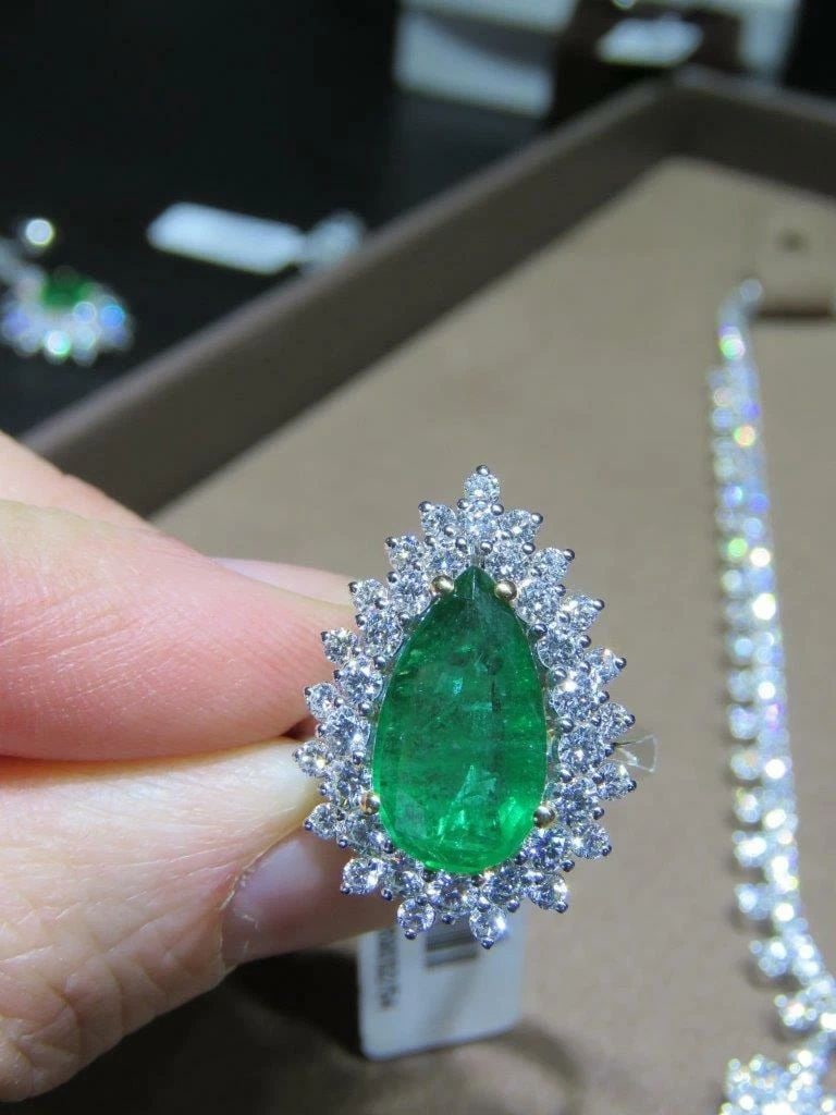 18KT 5CT LRG GORG EMERALD DIAMOND RING: 18KT 5CT LRG GORG EMERALD DIAMOND RING The Following Items we are offering is this Rare Important Estate Radiant 18KT White Gold Winston Style LARGE Glittering and Sparkling Magnificent Gorgeou Emeral