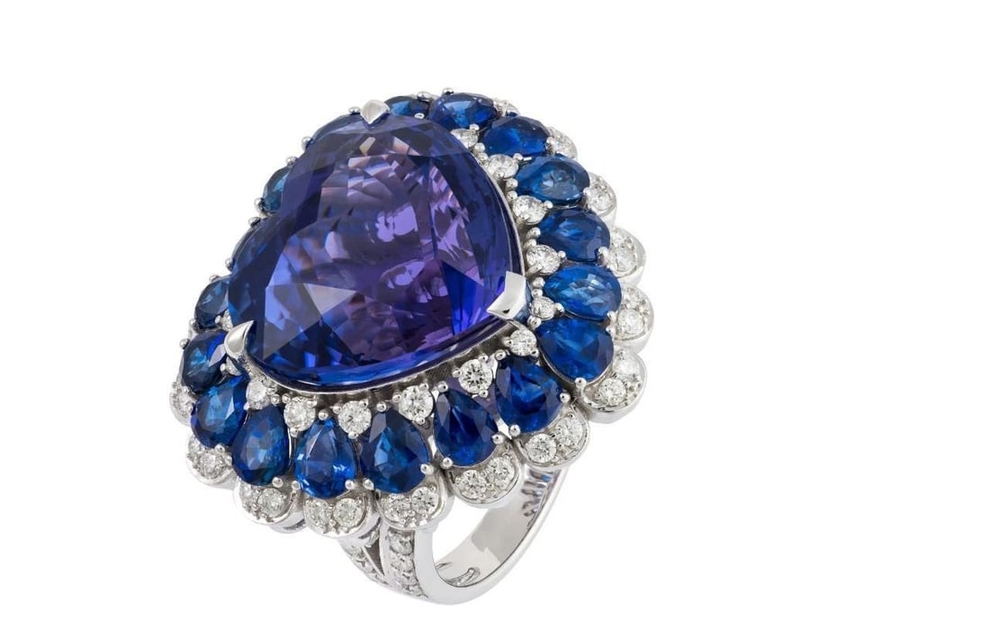 GLITTERING LARGE FANCY HEART TANZANITE DIAMOND RING: GLITTERING LARGE FANCY HEART TANZANITE DIAMOND RING The Following Item we are offering is a Rare Important Spectacular and Brilliant 18KT Gold Large Gorgeous Tanzanite Heart Sapphire Diamond Ring. Rin
