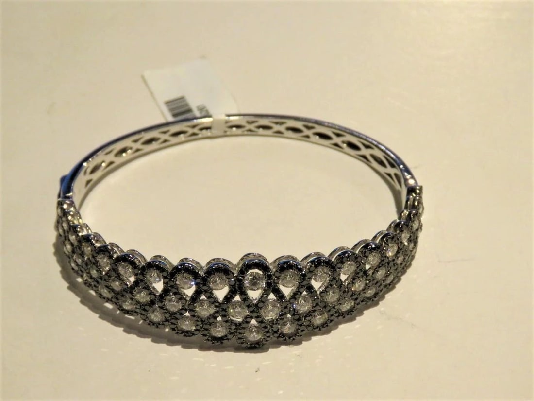 MAGNIFICENT LRG BLACK DIAMOND WHITE DIAMOND BANGLE BRACELET: MAGNIFICENT LRG BLACK DIAMOND WHITE DIAMOND BANGLE BRACELET The Following Item we are offering is this Beautiful Rare Important 14KT White Gold Sparkling Black and White Diamond Bangle Bracelet Cuff.