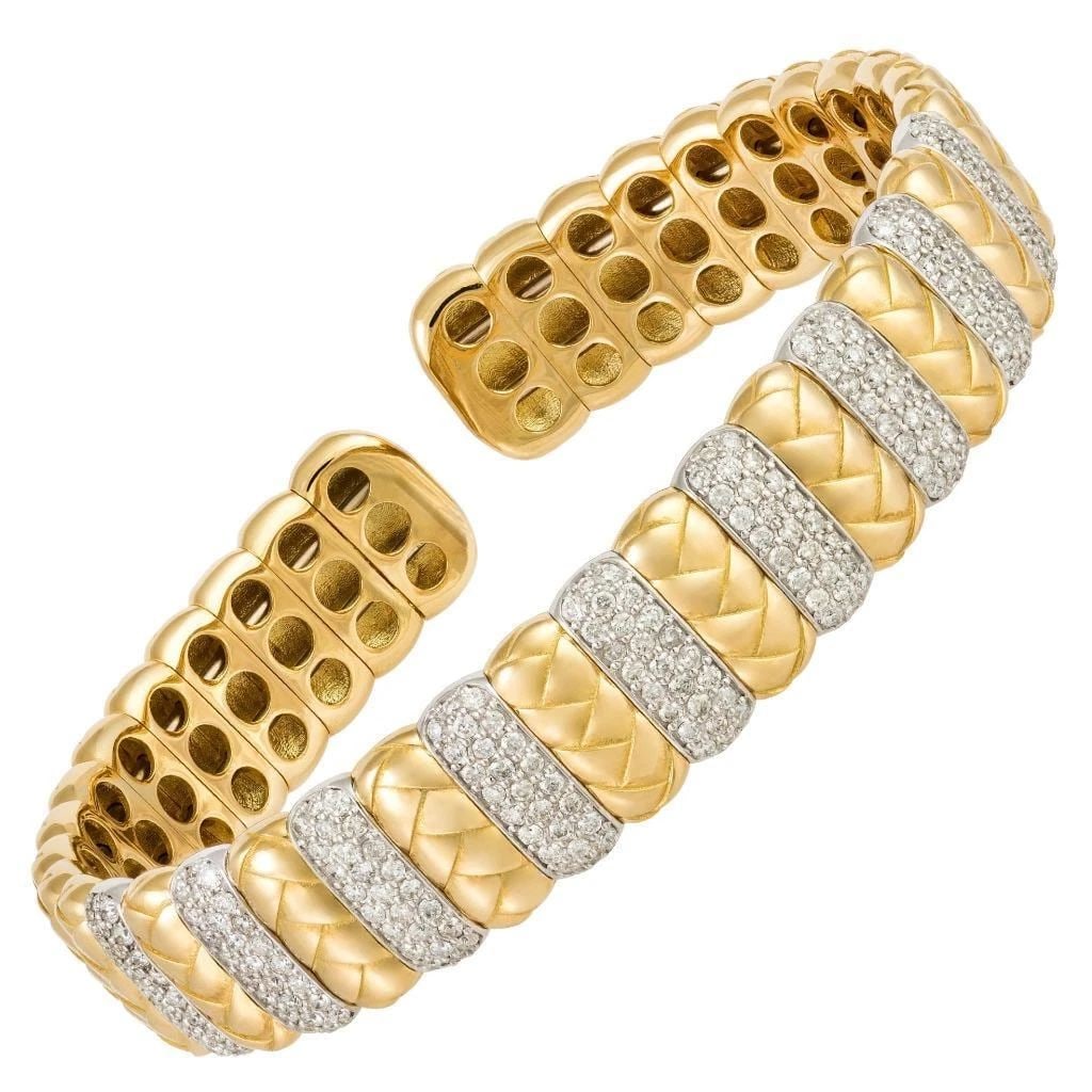 18KT GOLD RARE FANCY GLITTERING DIAMOND BANGLE BRACELET: 18KT GOLD RARE FANCY GLITTERING DIAMOND BANGLE BRACELET The Following Item we are offering is a Rare Magnificent Radiant 18KT Gold Large Rare Gorgeous Fancy Diamond Bangle Bracelet. Bracelet is compri