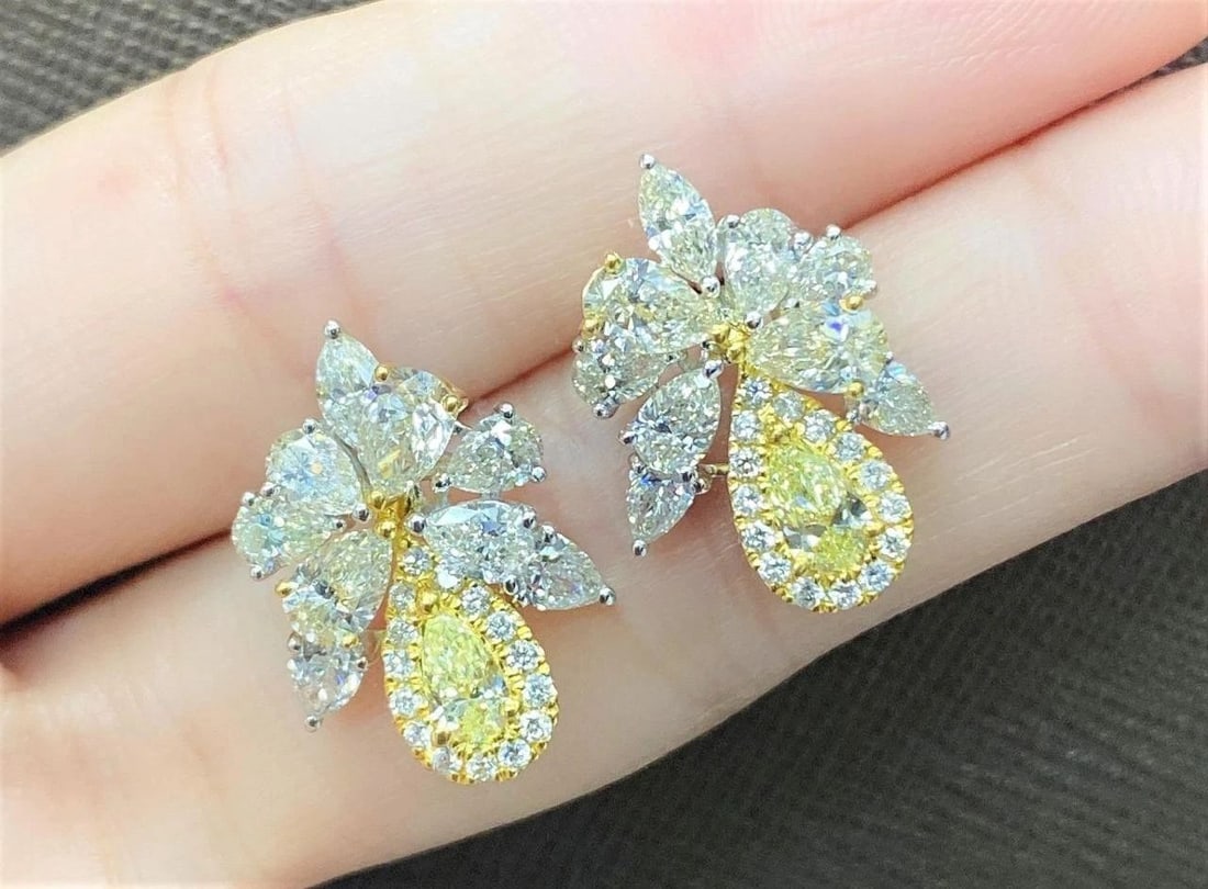 CLEARANCE!NWT $19,139 18KT GORGEOUS YELLOW DIAMOND WHTE DIAMOND CLUSTER EARRINGS: CLEARANCE!NWT $19,139 18KT GORGEOUS YELLOW DIAMOND WHTE DIAMOND CLUSTER EARRINGS The Following Items we are offering is a Rare Important Radiant 18KT Gold Glamorous and Elaborate Rare Magnificent Glit