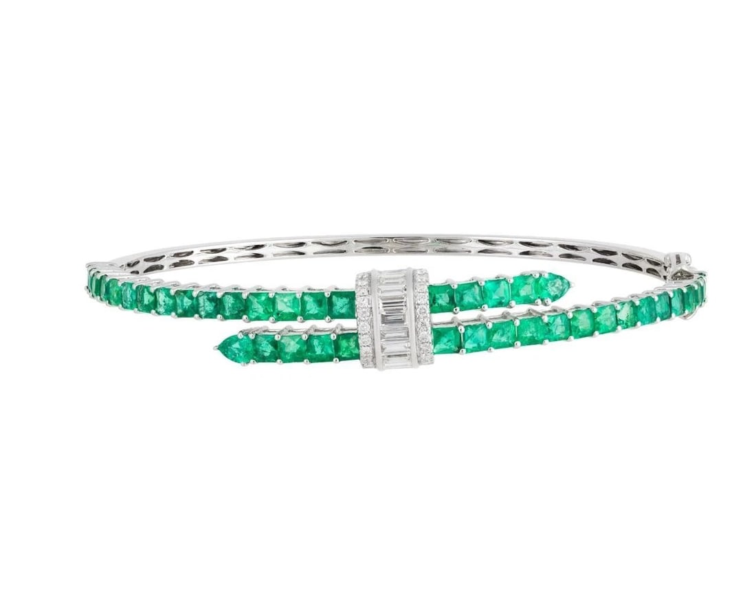 18KT GOLD FANCY GLITTERING EMERALD DIAMOND BANGLE BRACELET: 18KT GOLD FANCY GLITTERING EMERALD DIAMOND BANGLE BRACELET The Following Item we are offering is a Rare Magnificent Radiant 18KT Gold Large Rare Gorgeous Fancy Emerald and Diamond Bangle Bracelet. Bra