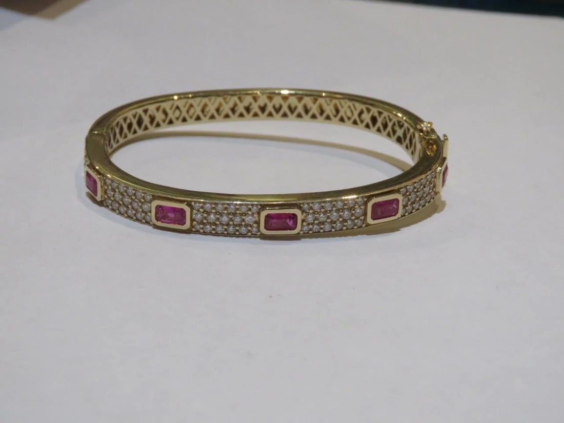18KT YELLOW GOLD GLITTERING RUBY DIAMOND BANGLE BRACELET: 18KT YELLOW GOLD GLITTERING RUBY DIAMOND BANGLE BRACELET The Following Item we are offering is a Rare Magnificent Radiant 18KT Yellow Gold Large Rare Gorgeous Fancy Ruby Diamond Bangle Bracelet. Brace
