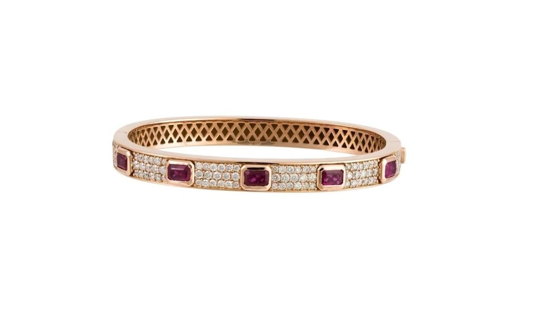 18kt GOLD FANCY GLITTERING RUBY DIAMOND BANGLE BRACELET: 18kt GOLD FANCY GLITTERING RUBY DIAMOND BANGLE BRACELET The Following Item we are offering is a Rare Magnificent Radiant 18KT Gold Large Rare Gorgeous Fancy Ruby Diamond Bangle Bracelet. Bracelet is c