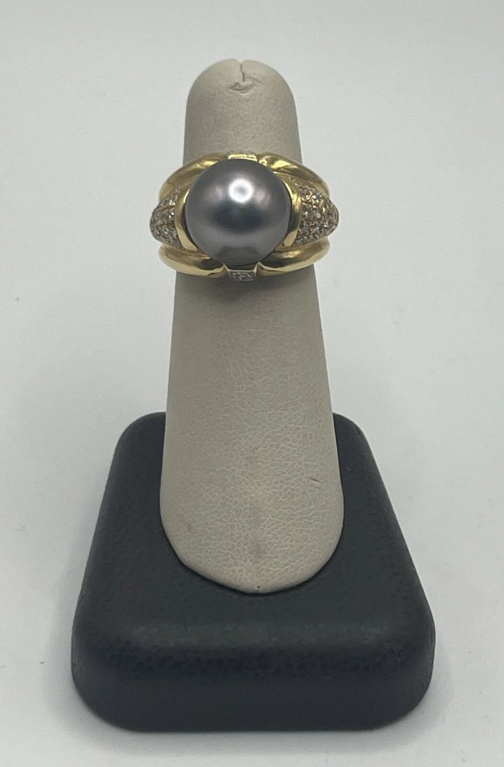 18K YELLOW GOLD, DIAMOND & BLACK PEARL RING SIZE 6: 18K YELLOW GOLD, DIAMOND & BLACK PEARL RING SIZE 6 This stunning ring is a true masterpiece of fine jewelry, combining the beauty of 18k yellow gold with the elegance of black pearls and sparkling dia
