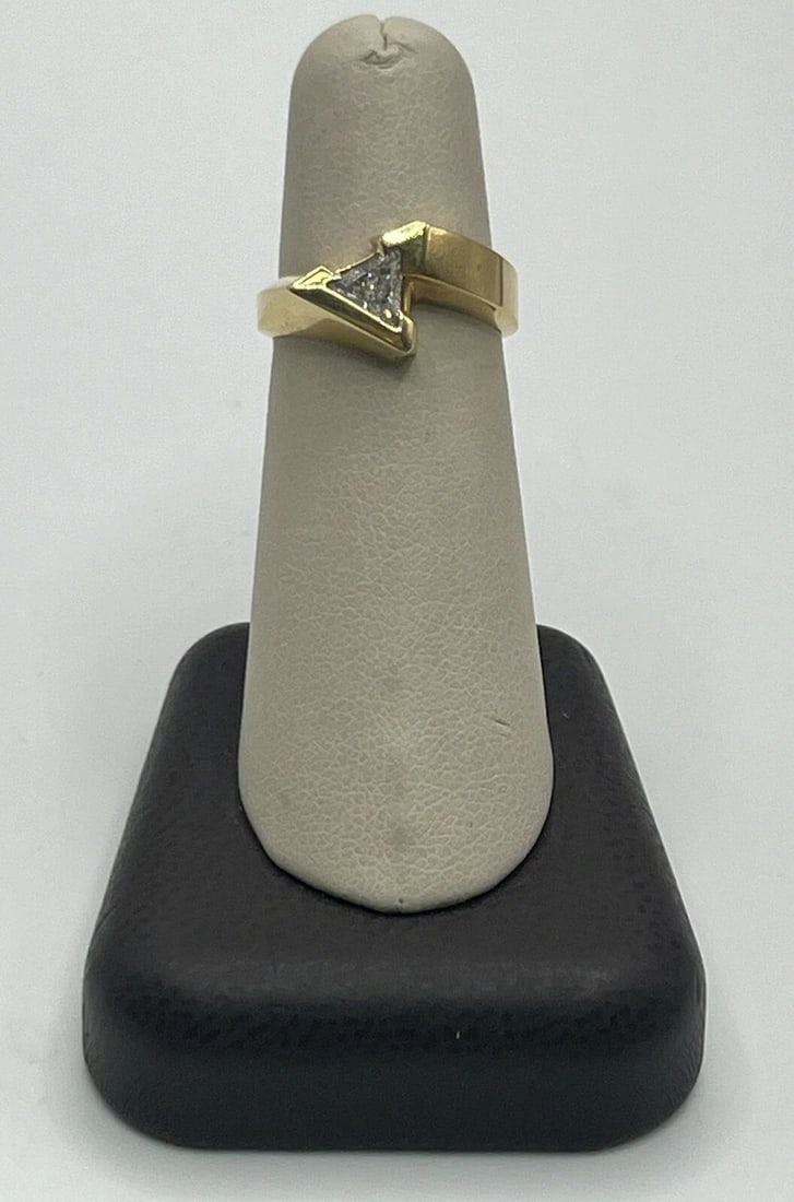 14KT YELLOW GOLD & DIAMOND RING SIZE 6.25/6.5: 14KT YELLOW GOLD & DIAMOND RING SIZE 6.25/6.5 This stunning 14KT yellow gold ring is the perfect addition to any fine jewelry collection. The ring features a beautiful diamond as its main stone, and i