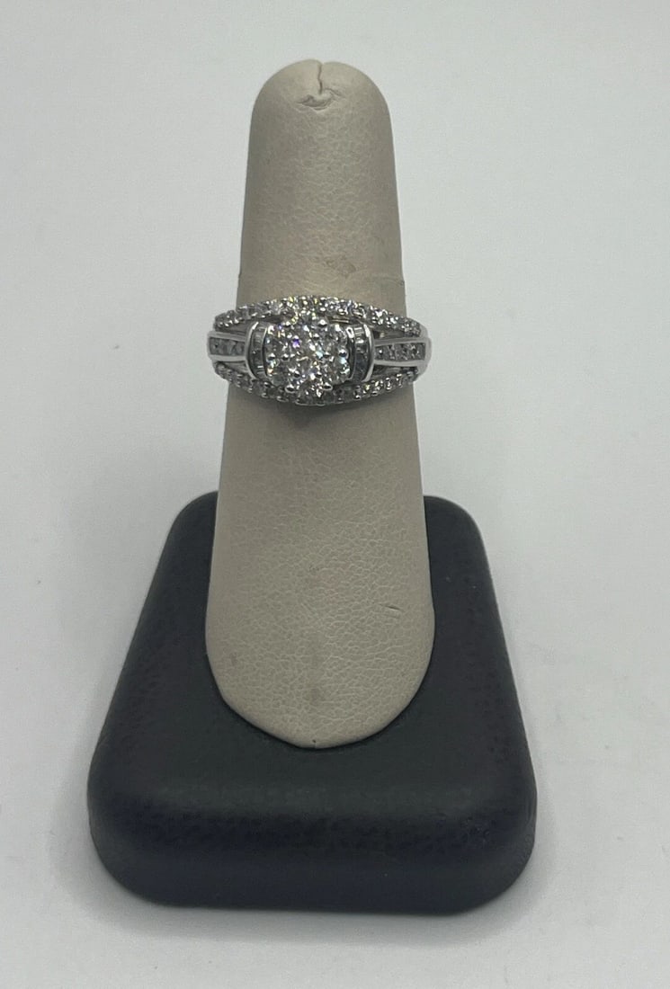 10K WHITE GOLD & DIAMOND RING SIZE 8 (1 of 2)