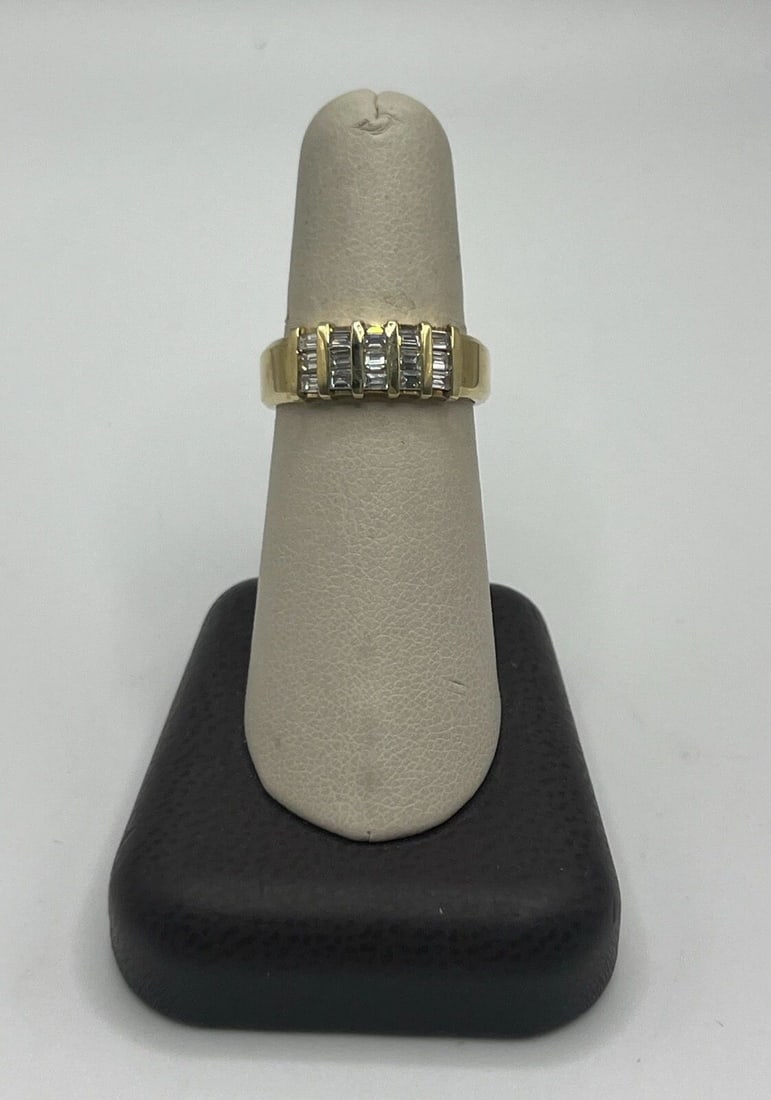 14KT YELLOW GOLD & DIAMOND RING SIZE 6.75: 14KT YELLOW GOLD & DIAMOND RING SIZE 6.75 This stunning 14KT yellow gold ring is the perfect addition to any fine jewelry collection. The ring features a beautiful diamond as its main stone, adding a