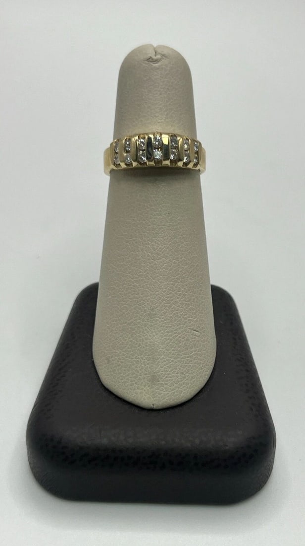 14KT YELLOW GOLD & DIAMOND RING SIZE 6.25: 14KT YELLOW GOLD & DIAMOND RING SIZE 6.25 This stunning ring is made of 14K yellow gold and features a sparkling diamond as its main stone. The ring is a size 6.25 and is perfect for any occasion. Its