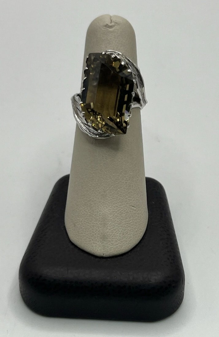 14KT WHITE GOLD & SMOKY TOPAZ RING SIZE 6.5: 14KT WHITE GOLD & SMOKY TOPAZ RING SIZE 6.5 This stunning ring is crafted from 14K white gold and features a beautiful smoky topaz stone. The ring is a size 6.5 and has a classic design that will comp