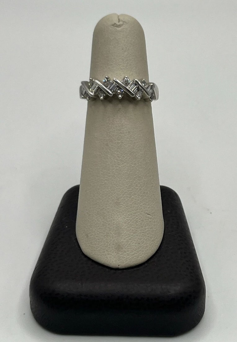 14KT WHITE GOLD & DIAMOND RING SIZE 6.25/6.5 (1 of 2)