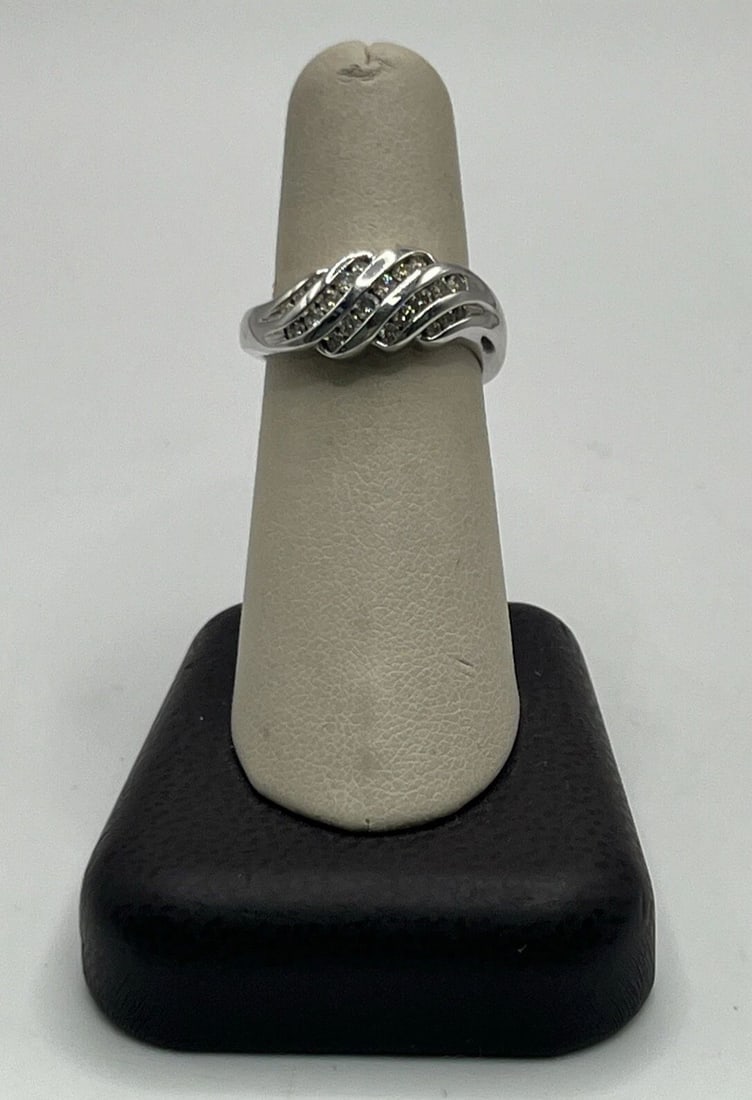 18KT WHITE GOLD & DIAMOND RING SIZE 7 (1 of 2)