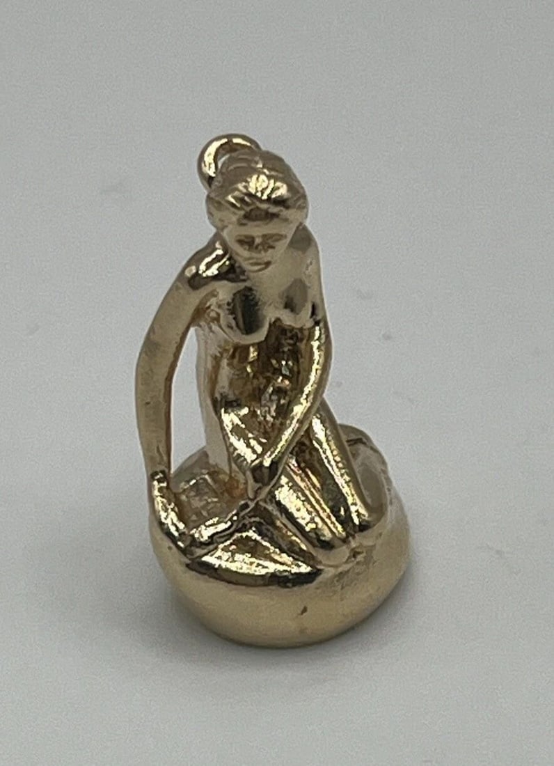 14K YELLOW GOLD WOMAN SITTING ON BOULDER 1" LONG 3D (1 of 2)