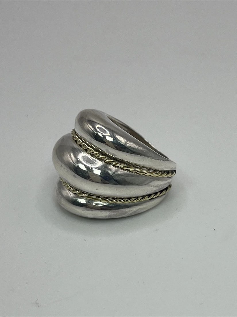 CHARLES KRYPELL STERLING AND 14K FLUTED RING SIZE 5.25: CHARLES KRYPELL STERLING AND 14K FLUTED RING SIZE 5.25 Charles Krypell Sterling and 14k Fluted Ring Size 5.25 Approximate weight 13.6g