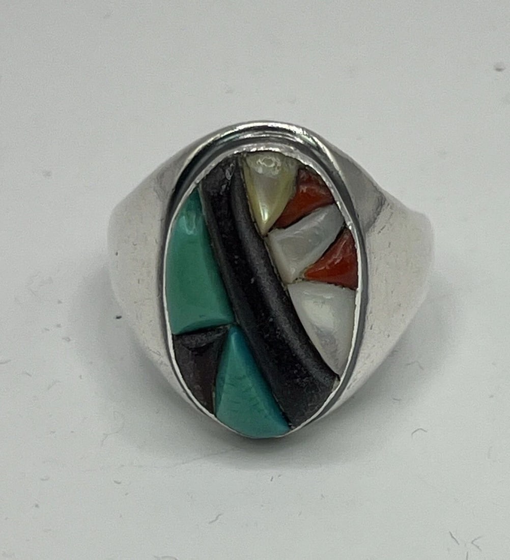 NATIVE AMERICAN R> STERLING SILVER AND MULTI-STONE INLAY RING: NATIVE AMERICAN R> STERLING SILVER AND MULTI-STONE INLAY RING Add a touch of Native American style to your collection with this stunning R> Sterling Silver Ring. The ring features an intricate inlay