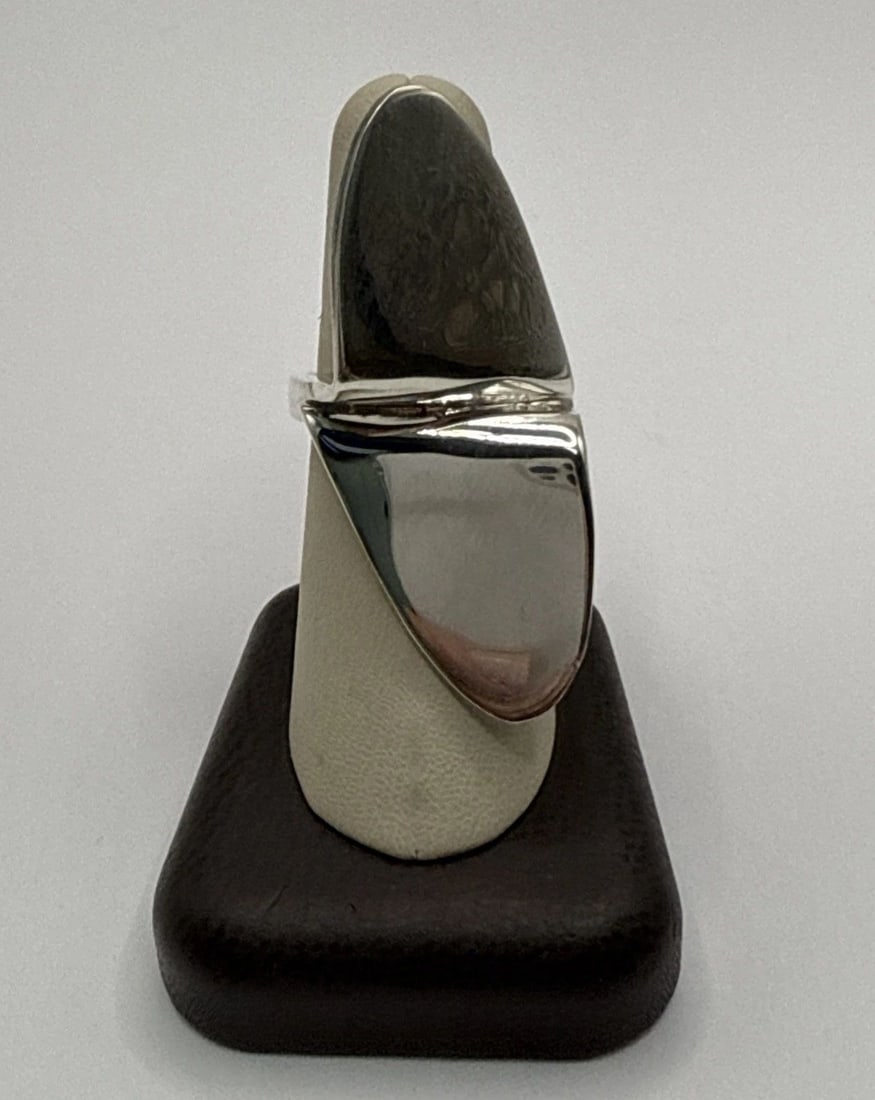 MODERNIST RING SIZE 8 (1 of 2)