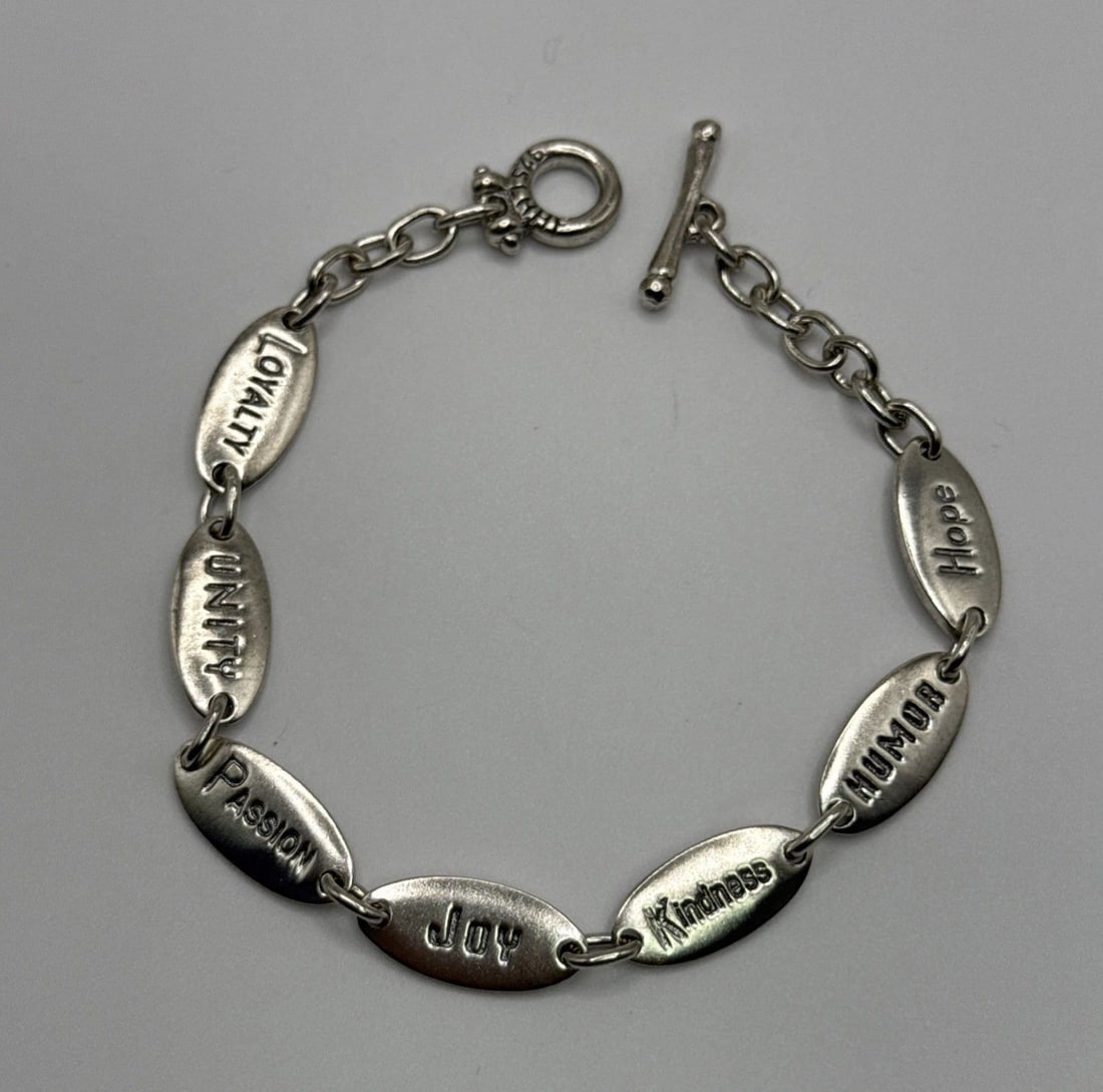 LHHF 925 STERLING SILVER INSPIRATIONAL WORDS BRACELET SIZE 9: LHHF 925 STERLING SILVER INSPIRATIONAL WORDS BRACELET SIZE 9” The LHHF 925 Sterling Silver Inspirational Words Bracelet is a beautiful and meaningful piece of jewelry. Crafted from high-quality
