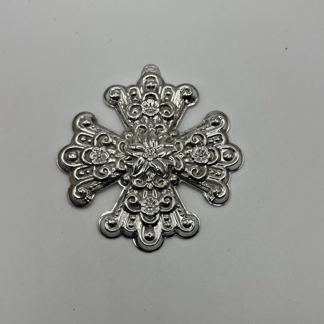 VINTAGE REED & BARTON STERLING SILVER CHRISTMAS CROSS 1974 ORNAMENT (1 of 2)