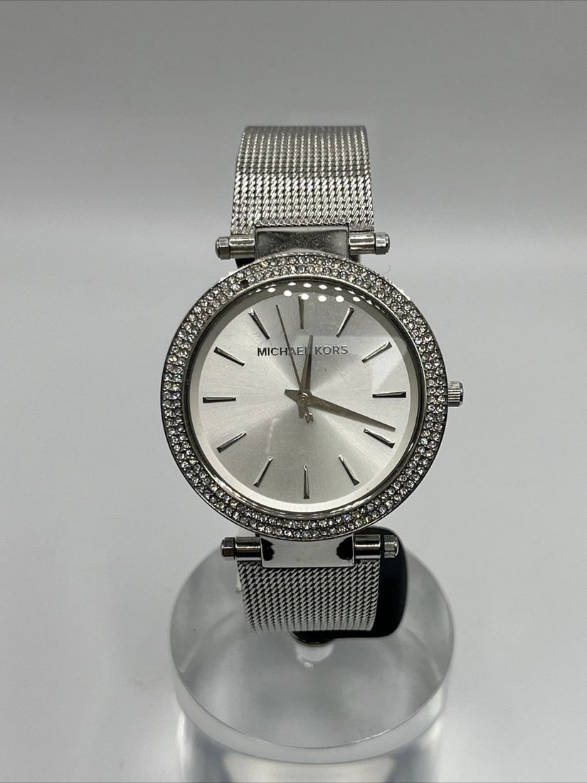 MICHAEL KORS WATCH (NEW): MICHAEL KORS WATCH (NEW) This elegant Michael Kors wristwatch is a must-have for any fashion-forward individual. With a stainless steel and metal band and a round watch face, this watch is perfect for