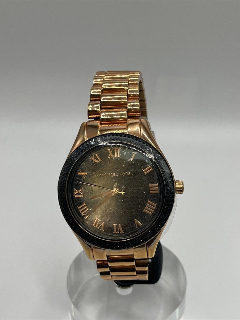 MICHAEL KORS WATCH (NEW): MICHAEL KORS WATCH (NEW) This elegant Michael Kors wristwatch is a must-have for any fashion-forward individual. With a stainless steel and metal band and a round watch face, this watch is perfect for