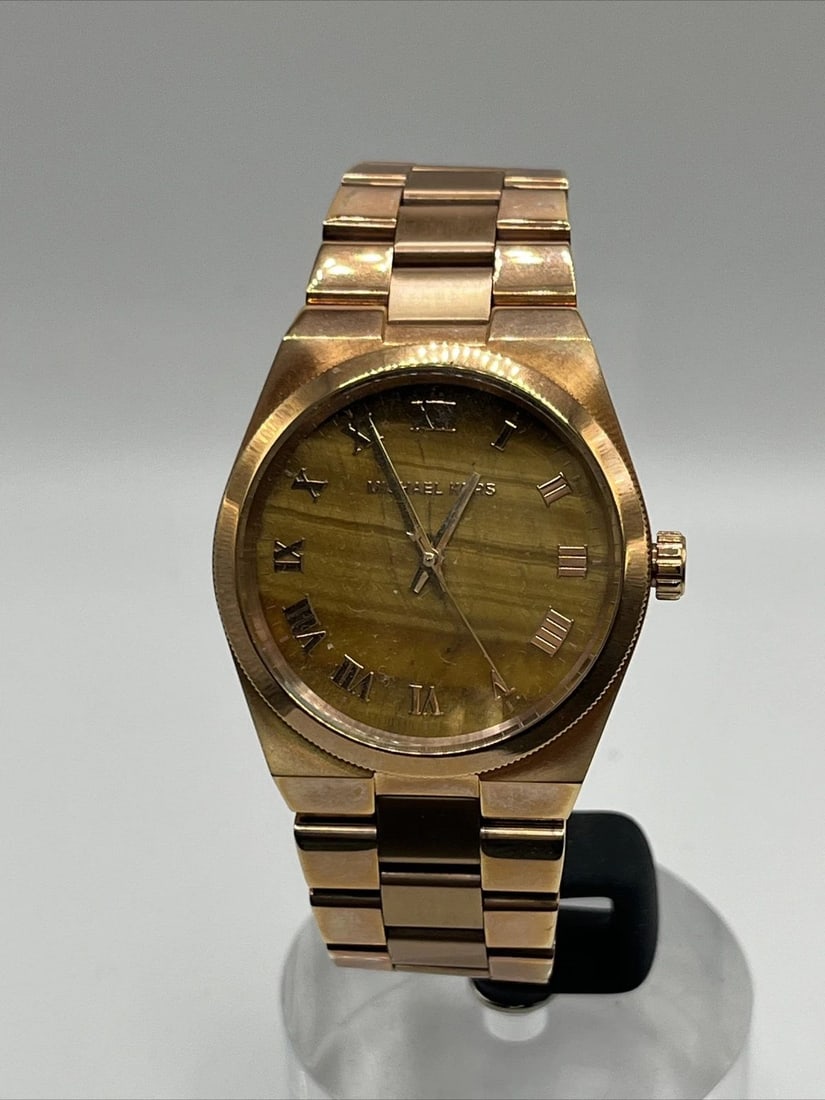 MICHAEL KORS WATCH (NEW): MICHAEL KORS WATCH (NEW) This elegant Michael Kors wristwatch is a must-have for any fashion-forward individual. With a stainless steel and metal band and a round watch face, this watch is perfect for