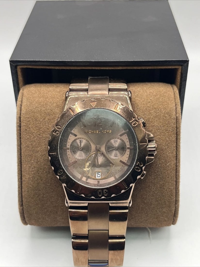 MICHAEL KORS WATCH (NEW): MICHAEL KORS WATCH (NEW) This elegant Michael Kors wristwatch is a must-have for any fashion-forward individual. With a stainless steel and metal band and a round watch face, this watch is perfect for