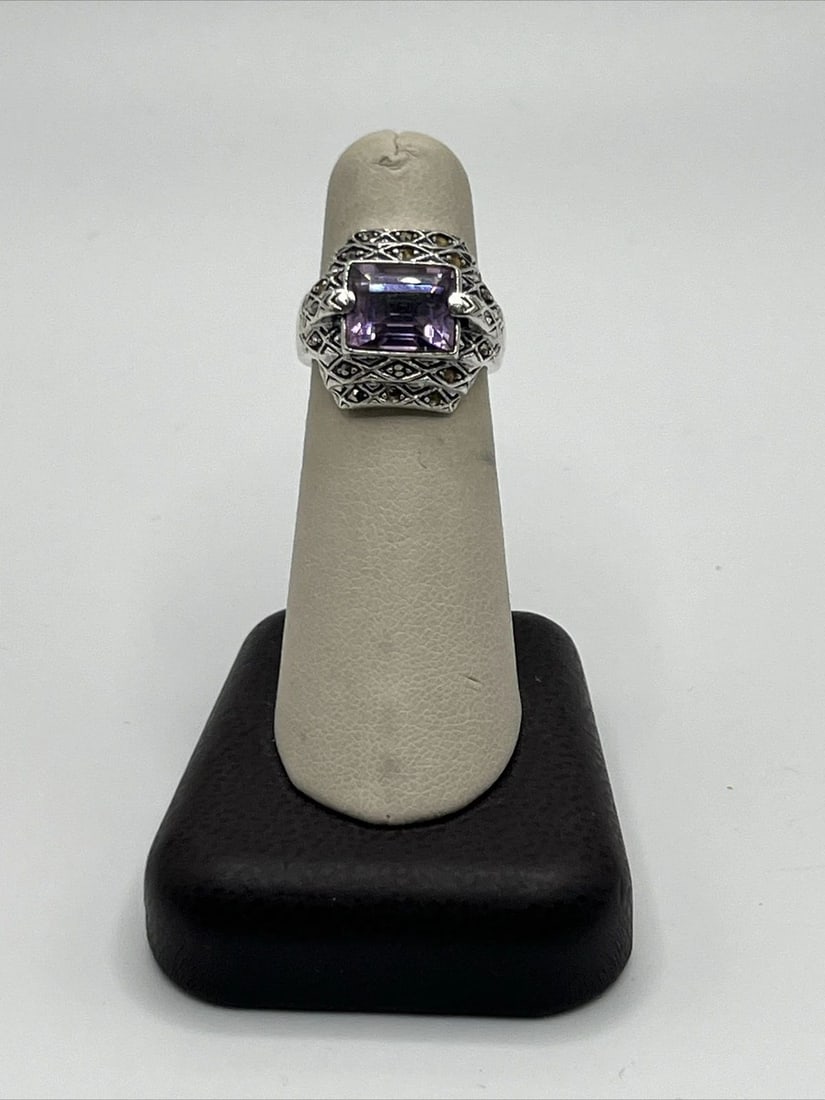 STERLING SILVER AND AMETHYST STATEMENT RING SIZE 5.75: STERLING SILVER AND AMETHYST STATEMENT RING SIZE 5.75 Elevate your jewelry collection with this stunning sterling silver statement ring featuring a gorgeous purple amethyst stone. Crafted with high-qu